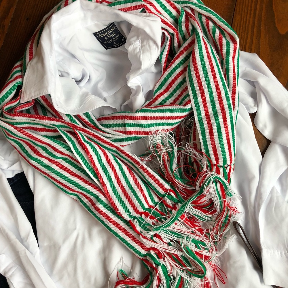 Beautiful Handmade Red, Green, White Scarf 🧣 - Picture 2 of 6
